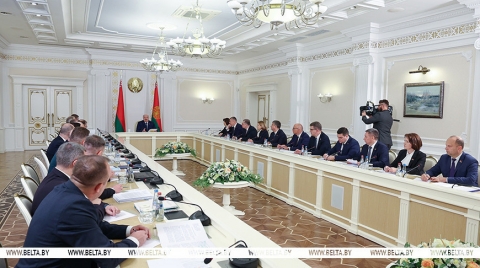 БЖД, магистратура, питание в школах и поддержка молодежи. Главное на совещании Лукашенко с Совмином