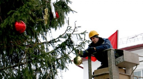 Фотофакт: Главная елочка Климовичей готовится к празднику