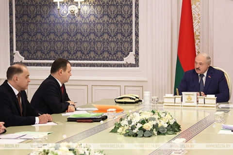 Зарплата и денежное довольствие бюджетников стали темой совещания у Лукашенко