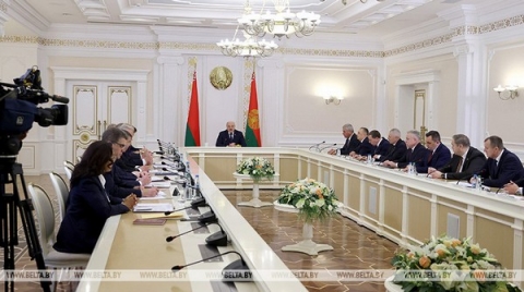 Лукашенко о контроле за ценами: никакую экономику на паузу мы не ставили