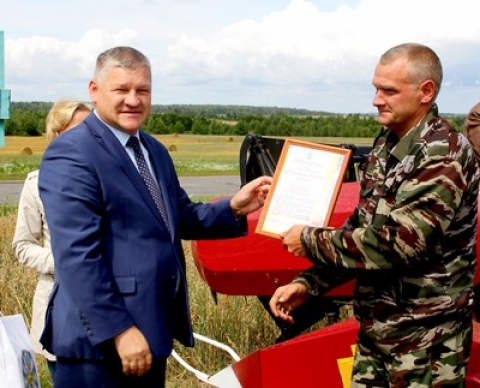 Первую тысячу тонн намолотил уборочный экипаж ОАО «Племенной завод «Тимоново»