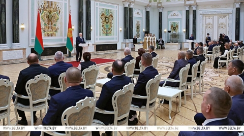 "Вами гордится страна!" Лукашенко вручил награды заслуженным аграриям Беларуси