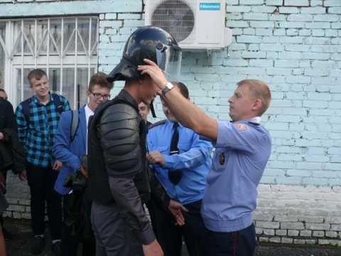 Для учащихся 10-11 классов средних школ города и районной гимназии в Климовичском РОВД провели День открытых дверей