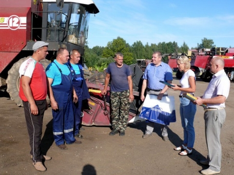 В Климовичах наградили победителей первой недели жатвы