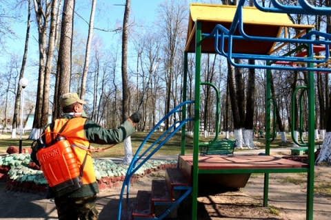 Работники Климовичского УКП &laquo;Коммунальник&raquo; проводят механическую и&nbsp;химическую обработку мест общего пользования