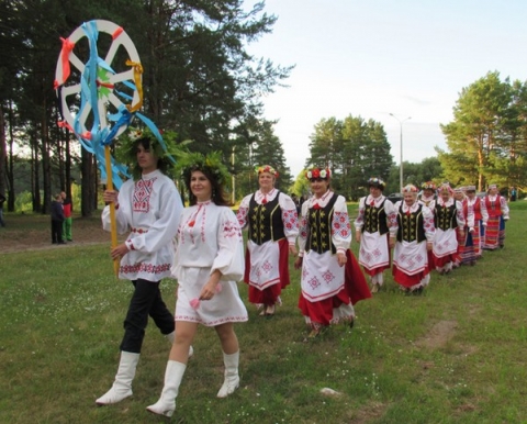 На Купалу ночка мала
