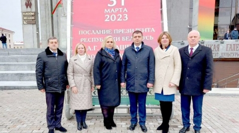Члены делегации Климовичского района обсуждают тезисы Послания Президента